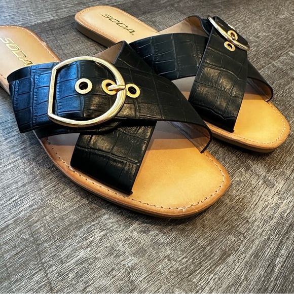 Buckle Soda Oregans Black Buckle Sandals women’s size 6 slip on - Picture 12 of 12